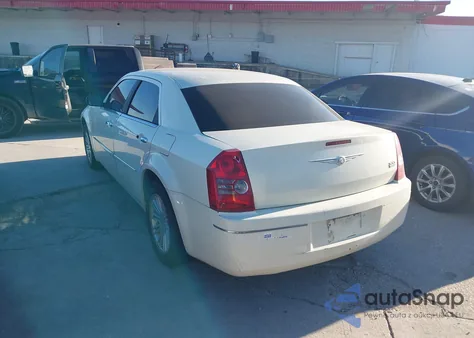 2010 Chrysler 300 Touring z USA, uszkodzony, nr VIN 2C3CA4CD4AH213499
